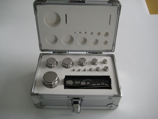 O cilindro dá forma às peças de aço suaves da escala de peso